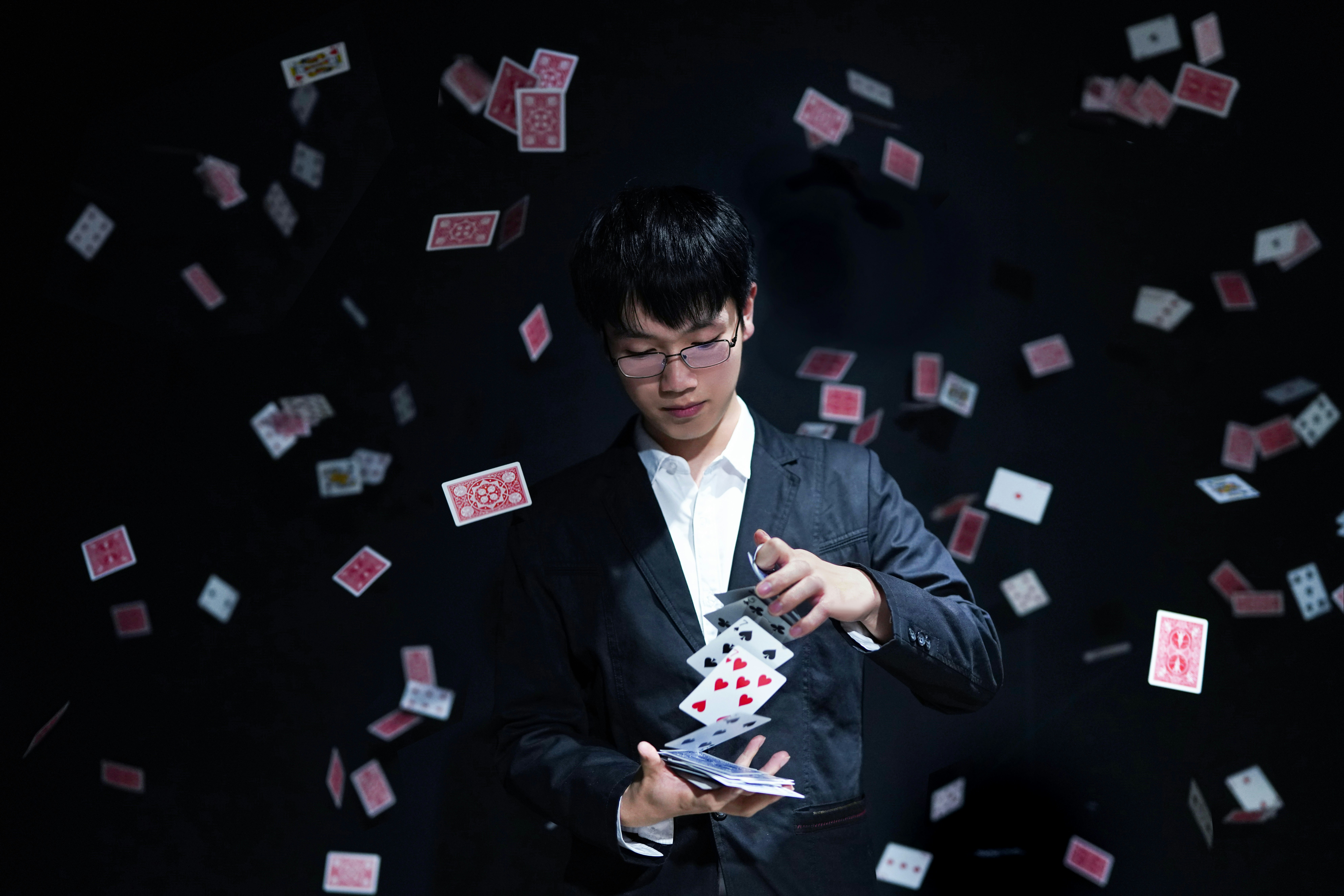 ❓ FAQ by Magic Trick man playing cards